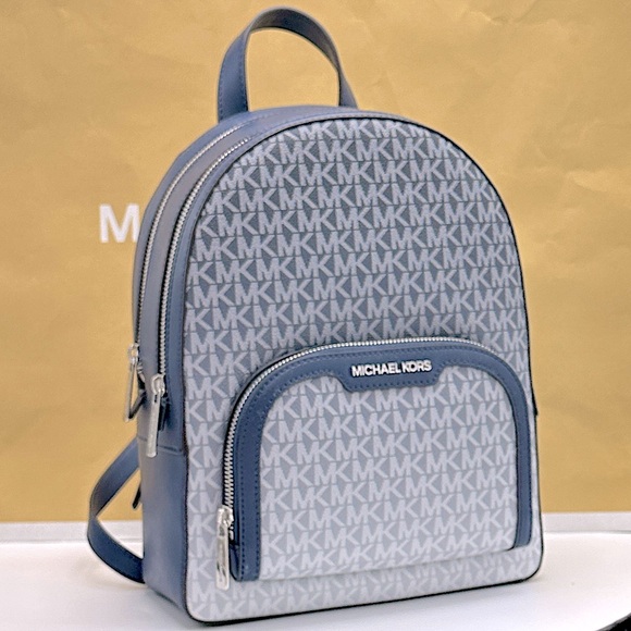 MICHAEL KORS Jaycee Medium Ombré Signature Logo Zip Pocket Backpack
Navy 
NWT - Picture 1 of 15